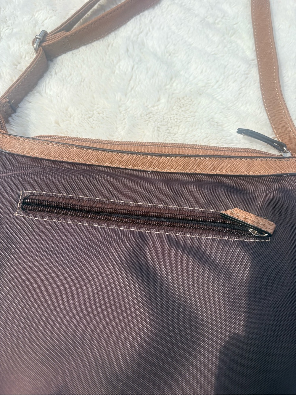 Roots Brown Crossbody Bag – Classic Heritage Leather Look | Everyday Minimalist - Picture 7 of 8